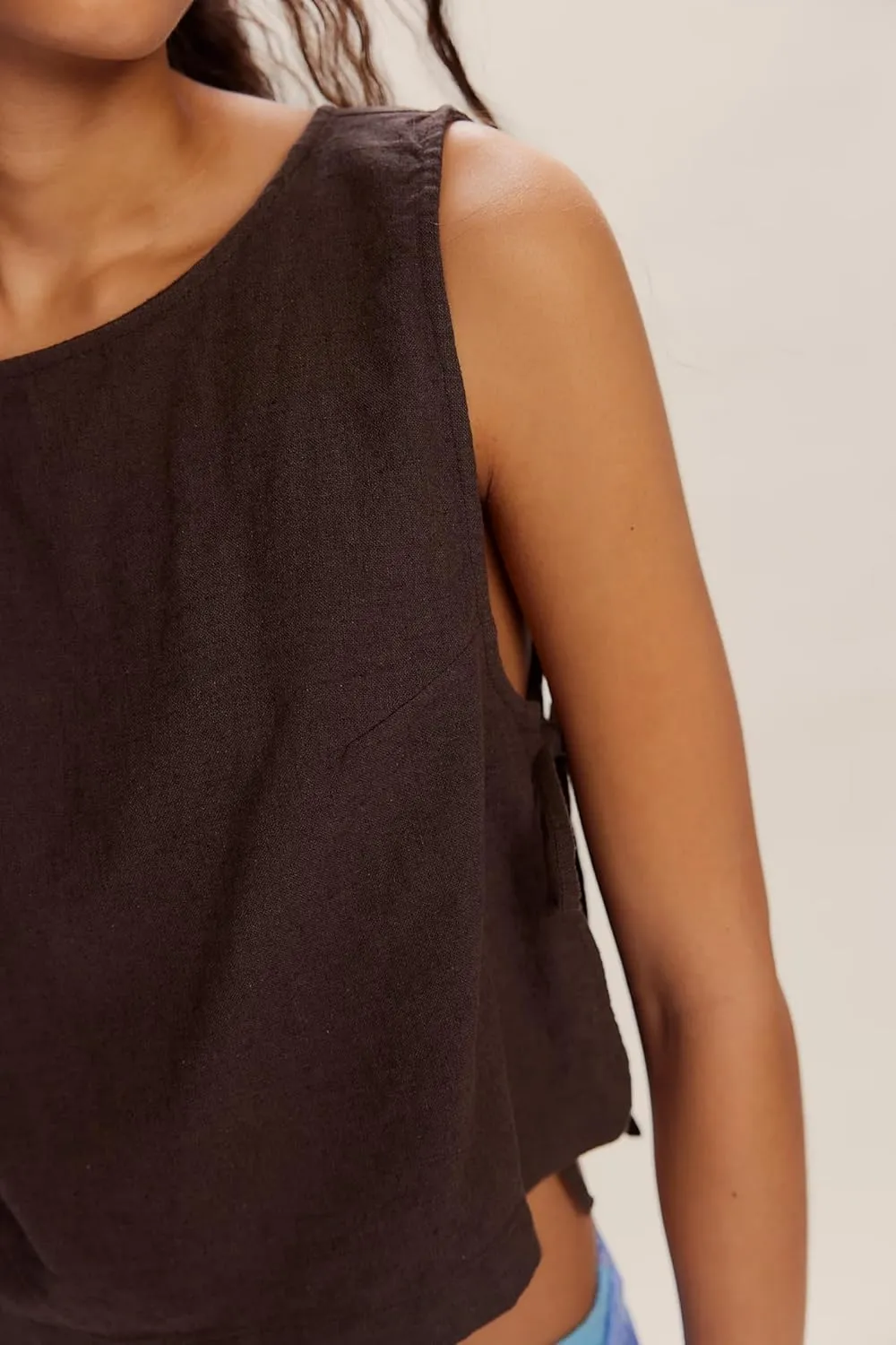 SAFRISIOR Womens Linen Crop Tank Tops 2025 Cotton Summer Sleeveless Shirts Side Split Tie Cute Beach Cropped Vest Tee